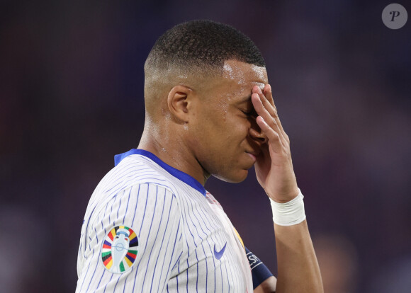 Kylian Mbappé a été victime d'une fracture du nez lors du match du groupe D de l'Euro 2024 entre l'équipe de France et l'Autriche (1-0) à Dusseldorf en Allemagne le 17 jun 2024. Sorti avec le nez cassé après un choc avec Kevin Danso, Kylian Mbappé a passé des premiers examens qui laissent place à l'optimisme. L'intervention chirurgicale est écartée " dans l'immédiat ", selon la FFF.