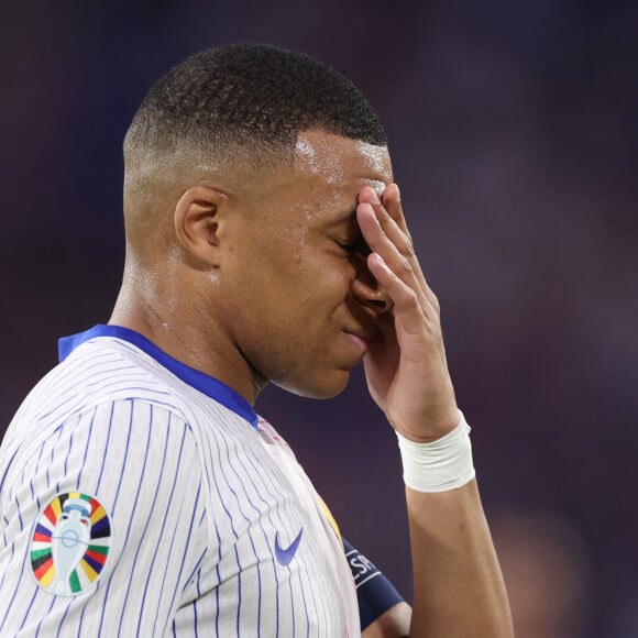 Kylian Mbappé a été victime d'une fracture du nez lors du match du groupe D de l'Euro 2024 entre l'équipe de France et l'Autriche (1-0) à Dusseldorf en Allemagne le 17 jun 2024. Sorti avec le nez cassé après un choc avec Kevin Danso, Kylian Mbappé a passé des premiers examens qui laissent place à l'optimisme. L'intervention chirurgicale est écartée " dans l'immédiat ", selon la FFF.