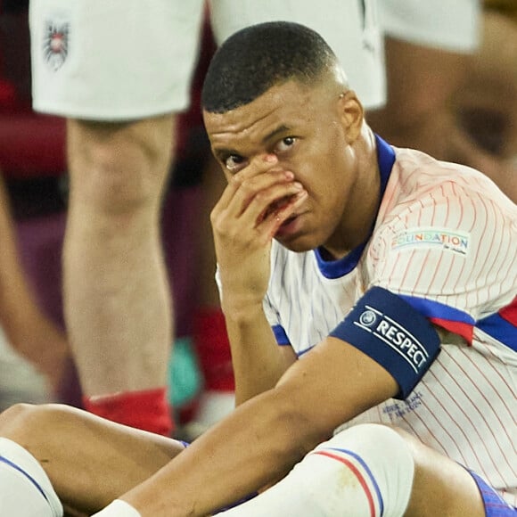 Kylian Mbappé a été victime d'une fracture du nez lors du match du groupe D de l'Euro 2024 entre l'équipe de France et l'Autriche (1-0) à Dusseldorf en Allemagne le 17 jun 2024. Sorti avec le nez cassé après un choc avec Kevin Danso, Kylian Mbappé a passé des premiers examens qui laissent place à l'optimisme. L'intervention chirurgicale est écartée " dans l'immédiat ", selon la FFF. © Cyril Moreau/Bestimage 