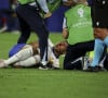 Sa participation pour le reste du tournoi est également incertaine.
Kylian Mbappé a été victime d'une fracture du nez lors du match du groupe D de l'Euro 2024 entre l'équipe de France et l'Autriche (1-0) à Dusseldorf en Allemagne le 17 jun 2024. Sorti avec le nez cassé après un choc avec Kevin Danso, Kylian Mbappé a passé des premiers examens qui laissent place à l'optimisme. L'intervention chirurgicale est écartée " dans l'immédiat ", selon la FFF. 