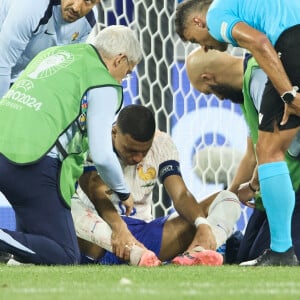 Kylian Mbappé a été victime d'une fracture du nez lors du match du groupe D de l'Euro 2024 entre l'équipe de France et l'Autriche (1-0) à Dusseldorf en Allemagne le 17 jun 2024. Sorti avec le nez cassé après un choc avec Kevin Danso, Kylian Mbappé a passé des premiers examens qui laissent place à l'optimisme. L'intervention chirurgicale est écartée " dans l'immédiat ", selon la FFF. © Cyril Moreau/Bestimage 