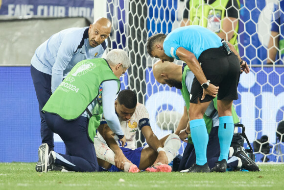 Kylian Mbappé a été victime d'une fracture du nez lors du match du groupe D de l'Euro 2024 entre l'équipe de France et l'Autriche (1-0) à Dusseldorf en Allemagne le 17 jun 2024. Sorti avec le nez cassé après un choc avec Kevin Danso, Kylian Mbappé a passé des premiers examens qui laissent place à l'optimisme. L'intervention chirurgicale est écartée " dans l'immédiat ", selon la FFF. © Cyril Moreau/Bestimage 