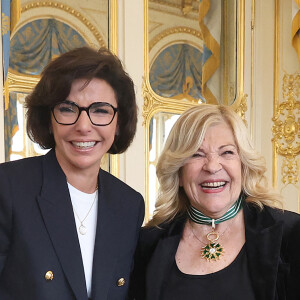 Rachida Dati, Nicoletta - R.Dati, ministre de la Culture, remet les insignes de Commandeur de l'ordre des Arts et des Lettres à Nicoletta au ministère de la Culture à Paris le 18 juin 2024. © Alain Guizard / Bestimage