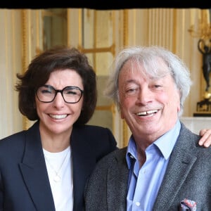 Hervé Vilard, qu'elle considère comme son frère, était également présent.
Rachida Dati, Hervé Vilard - R.Dati, ministre de la Culture, remet les insignes de Commandeur de l'ordre des Arts et des Lettres à Nicoletta au ministère de la Culture à Paris le 18 juin 2024. © Alain Guizard / Bestimage