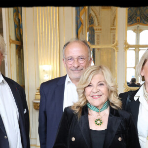 Bruno Delaye, sa femme, Yves Thréard, Nicoletta, Catherine Delmas, Valérie Trierweiler - R.Dati, ministre de la Culture, remet les insignes de Commandeur de l'ordre des Arts et des Lettres à Nicoletta au ministère de la Culture à Paris le 18 juin 2024. © Alain Guizard / Bestimage