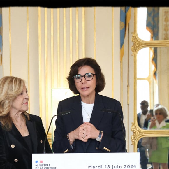 Rachida Dati, Nicoletta - R.Dati, ministre de la Culture, remet les insignes de Commandeur de l'ordre des Arts et des Lettres à Nicoletta au ministère de la Culture à Paris le 18 juin 2024. © Alain Guizard / Bestimage