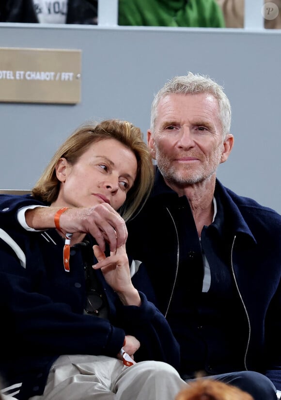 Denis Brogniart et sa femme Hortense dans les tribunes des Internationaux de France de tennis de Roland Garros 2024 à Paris, France, le 31 mai 2024. © Jacovides-Moreau/Bestimage