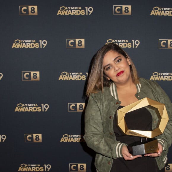 Exclusif - Inès Reg (révélation humour de l'année) dans la press room de la 1ère édition des "Olympia Awards", cérémonie récompensant des artistes de la musique et de l'humour, présentée par A. de Caunes à l'Olympia. Paris, le 11 décembre 2019. © Tribeca-Gorassini/Bestimage 