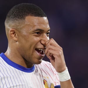 -Kylian Mbappé a été victime d'une fracture du nez lors du match du groupe D de l'Euro 2024 entre l'équipe de France et l'Autriche (1-0) à Dusseldorf en Allemagne le 17 jun 2024. Sorti avec le nez cassé après un choc avec Kevin Danso, Kylian Mbappé a passé des premiers examens qui laissent place à l'optimisme. L'intervention chirurgicale est écartée « dans l'immédiat », selon la FFF.