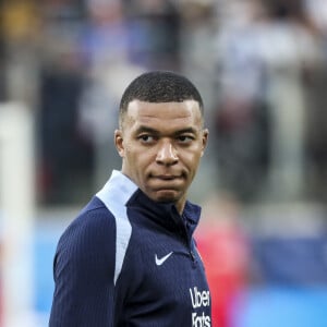 Kylian Mbappé - Echauffement de l'équipe de France - L'équipe de France s'est imposée face au Luxembourg (3-0) lors du premier match de préparation à l'Euro au stade Saint-Symphorien, à Metz le 5 juin 2024.