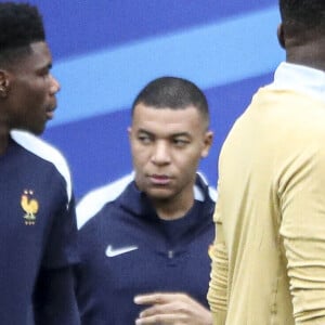 Kylian Mbappé a opté pour un masque aux couleurs de la France, bleu, blanc et rouge

Kylian Mbappe porte un masque facial alors qu'il participe à une séance d'entraînement MD-1 au stade de Leipzig, le 20 juin 2024, à la veille de leur match de football du groupe D de l'UEFA Euro 2024 contre les Pays-Bas. © Elyxandro Cegarra/Panoramic/Bestimage