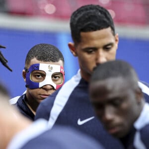 Il a ajouté l'inscription "KM", le coq, emblème de la France et les deux étoiles de champion du monde

Kylian Mbappe porte un masque facial alors qu'il participe à une séance d'entraînement MD-1 au stade de Leipzig, le 20 juin 2024, à la veille de leur match de football du groupe D de l'UEFA Euro 2024 contre les Pays-Bas. © Elyxandro Cegarra/Panoramic/Bestimage