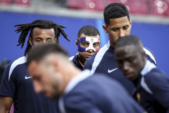 Il a ajouté l'inscription "KM", le coq, emblème de la France et les deux étoiles de champion du monde

Kylian Mbappe porte un masque facial alors qu'il participe à une séance d'entraînement MD-1 au stade de Leipzig, le 20 juin 2024, à la veille de leur match de football du groupe D de l'UEFA Euro 2024 contre les Pays-Bas. © Elyxandro Cegarra/Panoramic/Bestimage