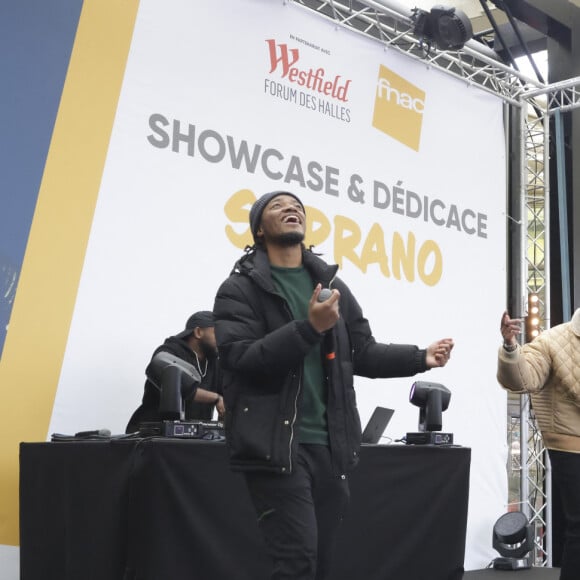 Soprano évoque un climat tendu de la liberté d'expression : "On ne peut plus parler, dès qu'on dit quelque chose, c'est récupéré, déformé. Notre espace de liberté est devenu très réduit, à part avec le vote".
Le chanteur Soprano en showcase à la Fnac Les Halles à Paris, le 3 décembre 2022