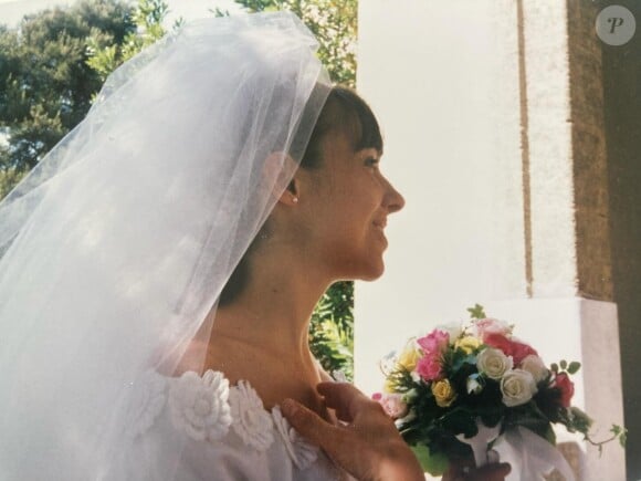 Et le 16 juin 2024, elle a célébré leurs 31 ans de mariage
Photo de mariage de Sophie Le Saint