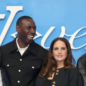 Dans son livre Viens, on se parle, Omar Sy évoquait ainsi le soudain désir qu'il avait eu de quitter l'Hexagone pour ne pas faire subir sa notoriété à ses enfants.
Sabah Sy, Omar Sy, sa femme Hélène Sy et Tidiane Sy - Photocall du Défilé de mode Louis Vuitton Homme, Collection Printemps/Été 2025 dans le cadre de la Fashion Week de Paris, France, le 18 Juin 2024. © Bertrand Rindoff / Bestimage 