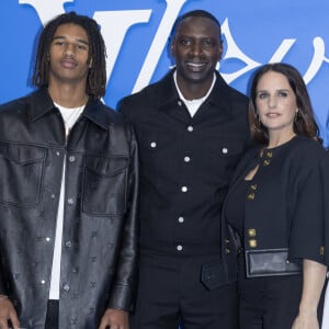 Papa de cinq enfants avec sa femme Hélène, trois filles et deux garçons - Selly (23 ans), Sabah (21 ans), Tidiane (18 ans), Alhadji (15 ans) et la petite dernière, Amani-Nour (7 ans), Omar Sy a de quoi être fier. 
Tidiane Sy, Omar Sy, Hélène Sy, Sabah Sy au photocall du défilé Homme Louis Vuitton Printemps/Été 2025 dans le cadre de la Fashion Week de Paris, France, le 18 juin 2024. © Olivier Borde/Bestimage 