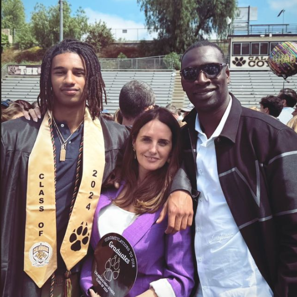 Une très belle réussite pour Tidiane qui avait déjà assisté il y a quelques jours à la cérémonie de remise de diplôme de la Calabasas High School, au nord-ouest de Los Angeles
Remise de diplôme de Tidiane Sy, en présence de ses parents Omar et Hélène aux Etats-Unis.