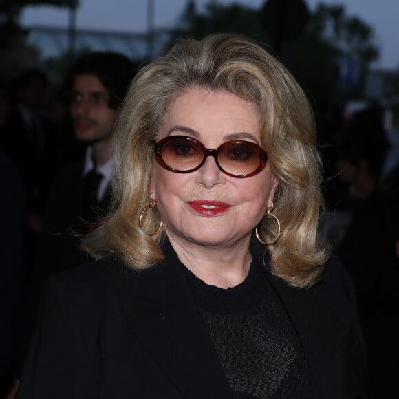 "Combien de penseurs ont tenu de magnifiques positions sur la mort et paniqué devant sa réalité? Je crois que la mort est si impossible à imaginer que personne ne peut s'y préparer. Il faut donc ne pas y penser."
Catherine Deneuve - Arrivées au défilé de mode Hommes printemps-été 2025 "AMI Alexandre Mattiussi" lors de la fashion week de Paris. Le 20 juin 2024 © Denis Guignebourg / Bestimage 