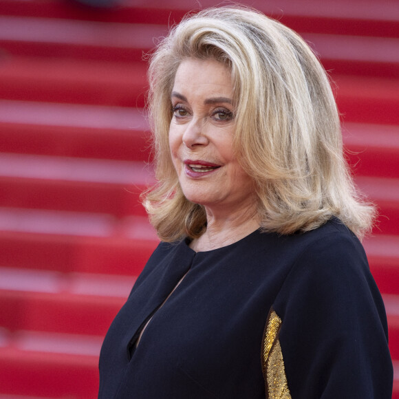 "Heureusement, les années vous rendent plus indulgente, avec vous-même d'abord, donc ensuite avec les autres. Enfin... je reste tout de même très critique - à mon égard et à l'égard des autres"
Catherine Deneuve - Montée des marches du film " L'amour ouf " lors du 77ème Festival International du Film de Cannes, au Palais des Festivals à Cannes. Le 23 mai 2024 © Olivier Borde / Bestimage 