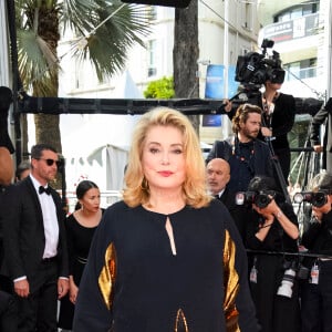 Catherine Deneuve - Montée des marches du film " L'amour ouf " lors du 77ème Festival International du Film de Cannes, au Palais des Festivals à Cannes. Le 23 mai 2024. 