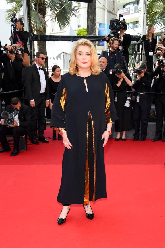 Catherine Deneuve - Montée des marches du film " L'amour ouf " lors du 77ème Festival International du Film de Cannes, au Palais des Festivals à Cannes. Le 23 mai 2024. 