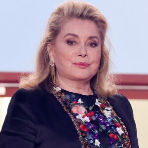 Maman de Christian Vadim et de Chiara Mastroianni, Catherine Deneuve avait évoqué leur éducation au magazine "Psychologies"
Catherine Deneuve - Descente des marches du film " Marcello Mio " lors du 77ème Festival International du Film de Cannes, au Palais des Festivals à Cannes.