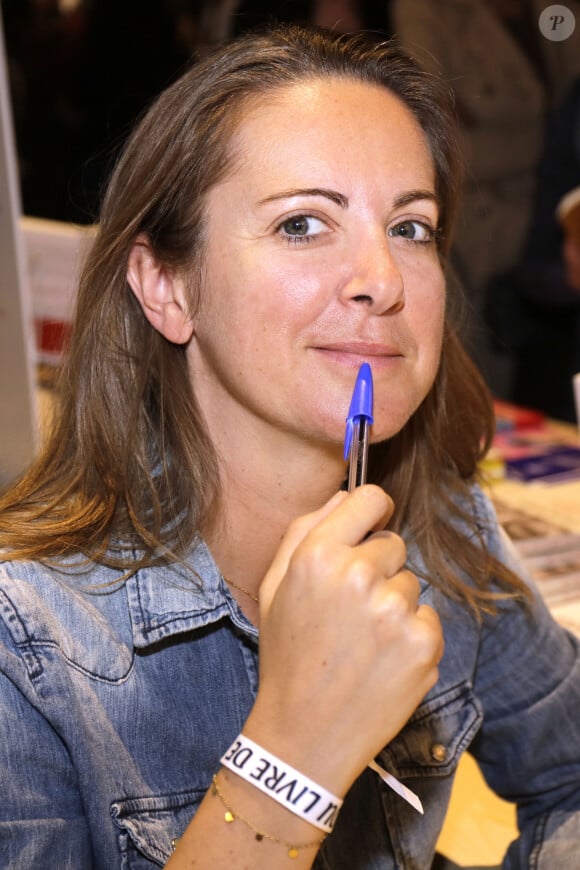 Charline Vanhoenacker (Aux Vannes Citoyens ! - Editions Denoël) au "Festival du Livre de Paris 2022" au Grand Palais Éphémère de Paris, le 23 avril 2022. © Cédric Perrin/Bestimage 