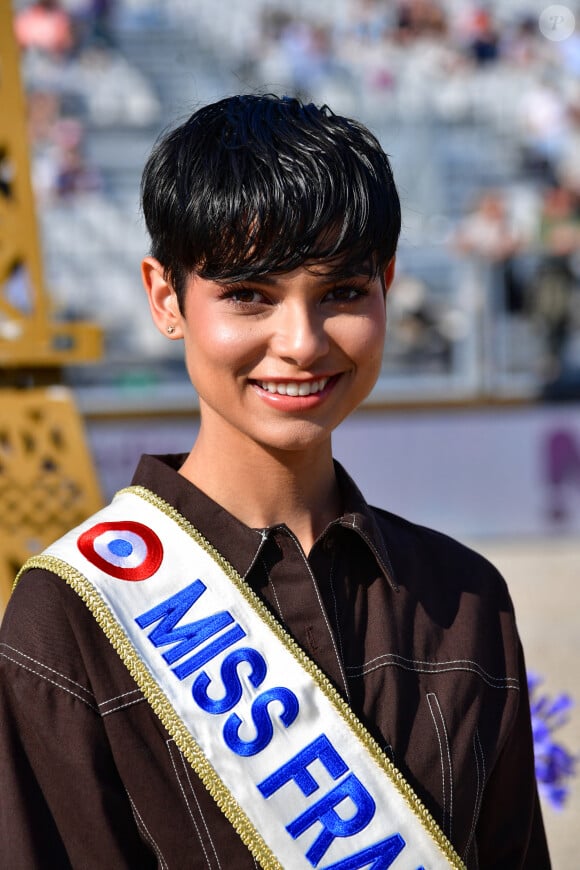 Toutes, sauf une... La Nouvelle-Calédonie.
Eve Gilles, miss France 2024 - Miss France 2024 fait une apparition lors de la 10ème édition du "Longines Paris Eiffel Jumping" à la Plaine de Jeux de Bagatelle à Paris le 21 juin 2024. © Veeren / Perusseau / Bestimage