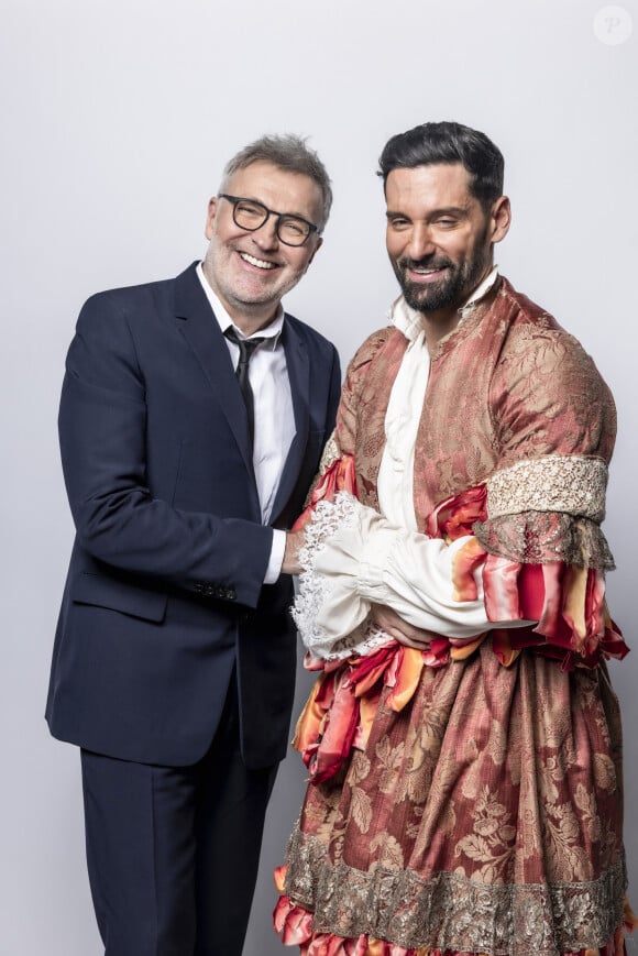 Il retrouve au casting son compagnon Hugo Manos.
Laurent Ruquier et son compagnon Hugo Skliris (Manos) - Studio - Enregistrement de l'émission "La chanson secrète", présentée par N.Aliagas et diffusée le 29 décembre sur TF1 © Guillaume Gaffiot-Cyril Moreau / Bestimage