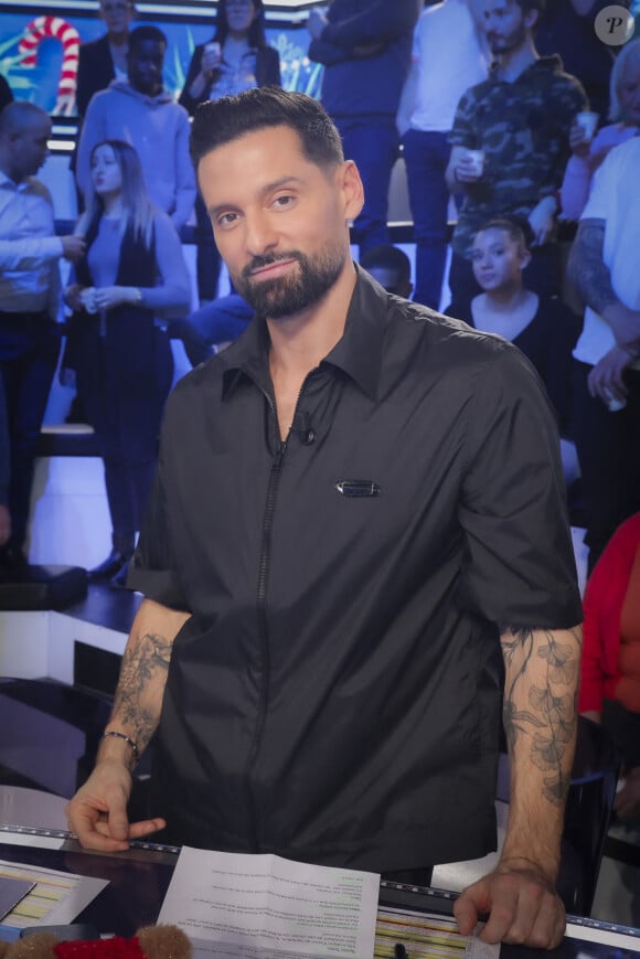 Exclusif - Hugo Manos - Sur le plateau de l'émission TPMP (Touche Pas à Mon Poste) présentée en direct par C.Hanouna et diffusée sur C8 - Paris le 14/12/2023 - © Jack Tribeca / Bestimage