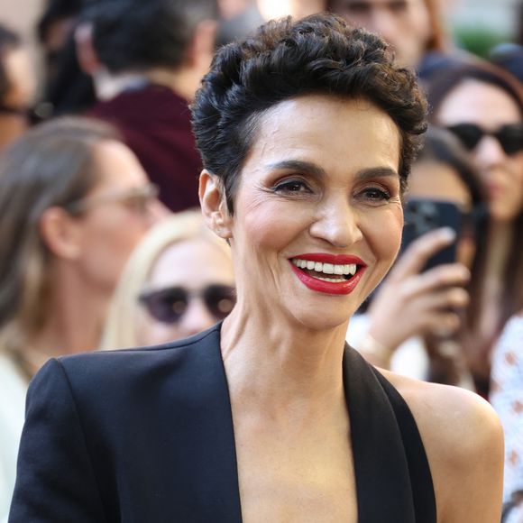 Farida Khelfa avait tenté le décolleté plongeant pour le défilé Schiaparelli. 
Farida Khelfa - Arrivées au défilé de mode Schiaparelli Haute-Couture automne-hiver lors de la fashion week à Paris, France. © Denis Guignebourg/BestImage 