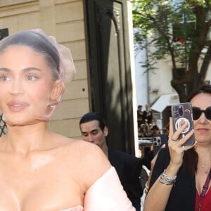 Kylie Jenner, quant à elle, avait tenté un étrange look rose ! 
Kylie Jenner au défilé de mode Haute-Couture automne-hiver 2024/2025 "Schiaparelli" à Paris. Le 24 juin 2024 