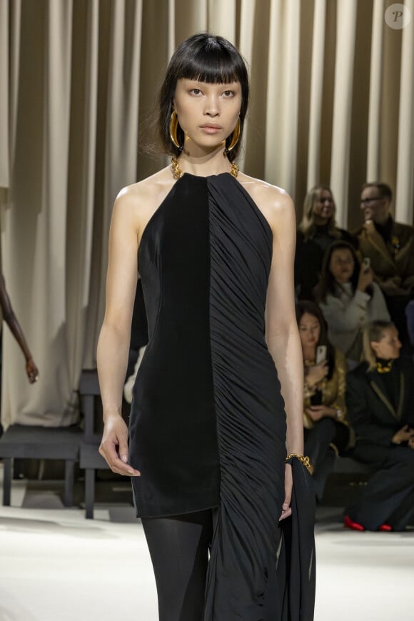 Défilé Schiaparelli Collection femme Prêt-à-Porter Automne/Hiver 2024-2025 lors de la Fashion Week de Paris (PFW), au pavillon Vendôme, à Paris, France, le 1er mars 2024. 
