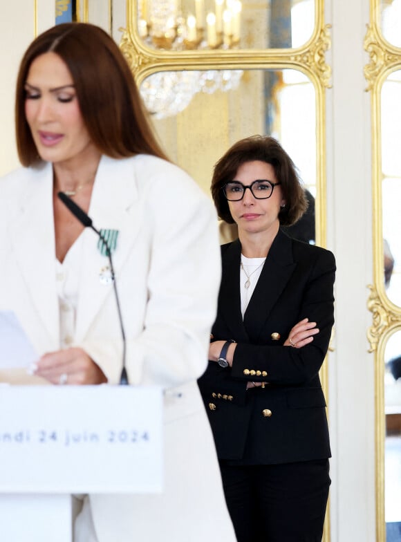 Elle a fait un discours, très émue. 
Exclusif - Rachida Dati, Vitaa - La chanteuse Vitaa et le Producteur musical Saïd Boussif élevés par la ministre de la Culture, Rachida Dati au grade de chevalier dans l'ordre des Arts et Lettres dans le salon des Maréchaux au ministère de la Culture à Paris le 24 juin 2024. © Dominique Jacovides - Alain Guizard / Bestimage 