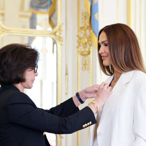 La chanteuse Vitaa a été nommée Chevalier des Arts et des Lettres.
Exclusif - Rachida Dati, Vitaa - La chanteuse Vitaa et le Producteur musical Saïd Boussif élevés par la ministre de la Culture, Rachida Dati au grade de chevalier dans l'ordre des Arts et Lettres dans le salon des Maréchaux au ministère de la Culture à Paris. © Dominique Jacovides - Alain Guizard / Bestimage 