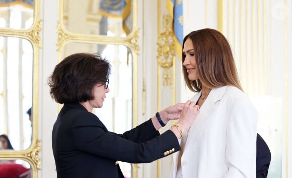 La chanteuse Vitaa a été nommée Chevalier des Arts et des Lettres.
Exclusif - Rachida Dati, Vitaa - La chanteuse Vitaa et le Producteur musical Saïd Boussif élevés par la ministre de la Culture, Rachida Dati au grade de chevalier dans l'ordre des Arts et Lettres dans le salon des Maréchaux au ministère de la Culture à Paris. © Dominique Jacovides - Alain Guizard / Bestimage 