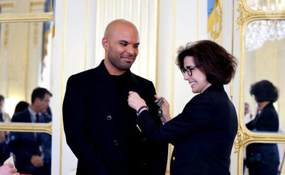 Exclusif - Saïd Boussif, Rachida Dati - La chanteuse Vitaa et le Producteur musical Saïd Boussif élevés par la ministre de la Culture, Rachida Dati au grade de chevalier dans l'ordre des Arts et Lettres dans le salon des Maréchaux au ministère de la Culture à Paris le 24 juin 2024. © Dominique Jacovides - Alain Guizard / Bestimage 