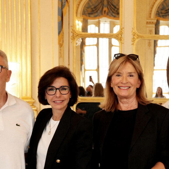 Et a posé avec ses parents, eux aussi très touchés. 
Exclusif - Vitaa aux côtés de ses parents et Rachida Dati - La chanteuse Vitaa et le Producteur musical Saïd Boussif élevés par la ministre de la Culture, Rachida Dati au grade de chevalier dans l'ordre des Arts et Lettres dans le salon des Maréchaux au ministère de la Culture à Paris le 24 juin 2024. © Dominique Jacovides - Alain Guizard / Bestimage 