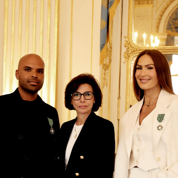 Exclusif - Saïd Boussif, Rachida Dati, Vitaa - La chanteuse Vitaa et le Producteur musical Saïd Boussif élevés par la ministre de la Culture, Rachida Dati au grade de chevalier dans l'ordre des Arts et Lettres dans le salon des Maréchaux au ministère de la Culture à Paris le 24 juin 2024. © Dominique Jacovides - Alain Guizard / Bestimage  No Web - Belgique et Suisse 