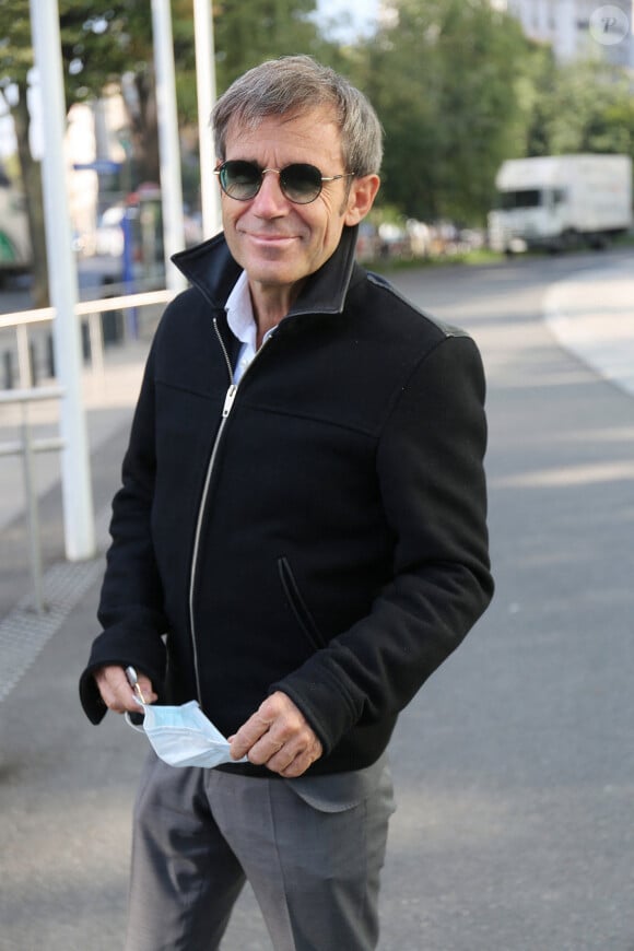 Plus encore, il révèle qu'il ne se permettrait pas de révéler son identité.
Exclusif - Le journaliste français de 55 ans, David Pujadas, qui officie actuellement sur LCI, arrive devant les studios de Radio France, le 22 septembre 2020 à Paris. © Panoramic / Bestimage.