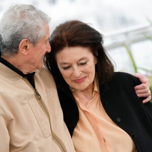 A l'époque du tournage d'Un homme et une femme, elle était amoureuse d'un Italien et avait passé trop de temps au téléphone avec lui. 
Claude Lelouch et Anouk Aimée au photocall du film "Les plus belles années d'une vie" lors du 72ème Festival International du film de Cannes. Le 19 mai 2019