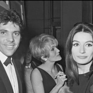 Cela n'avait pas duré, puisqu'elle a ensuite rencontré Pierre Barouh. 
Anouk Aimée et son mari Pierre Barouh lors de la remise des prix Triomphe du Cinéma à Paris en 1967.