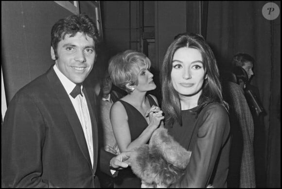 Cela n'avait pas duré, puisqu'elle a ensuite rencontré Pierre Barouh. 
Anouk Aimée et son mari Pierre Barouh lors de la remise des prix Triomphe du Cinéma à Paris en 1967.