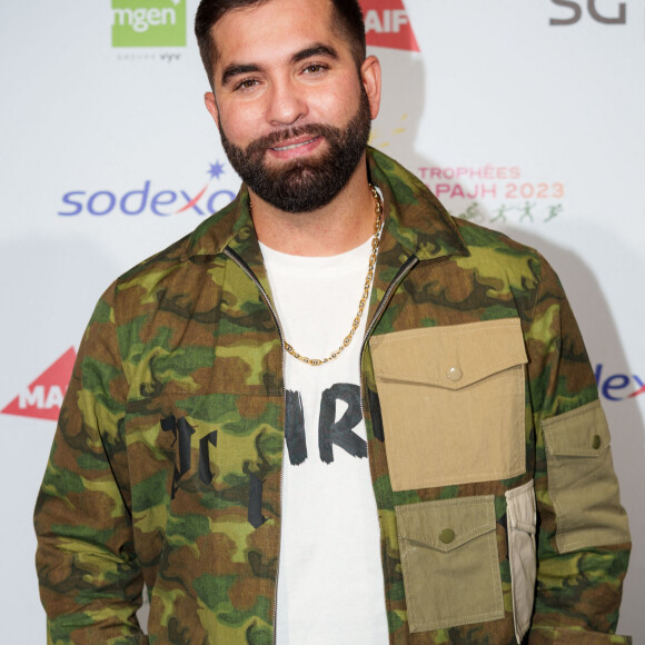 Le chanteur français Kendji Girac assiste au trophée APAJH 2023 au Carrousel du Louvre le 24 novembre 2023 à Paris, France. Photo par Alexis Jumeau/ABACAPRESS.COM