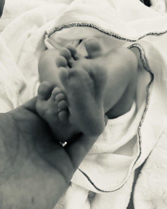 Sur son instagram, Kendji présente sa fille Eva Alba peu après sa naissance.