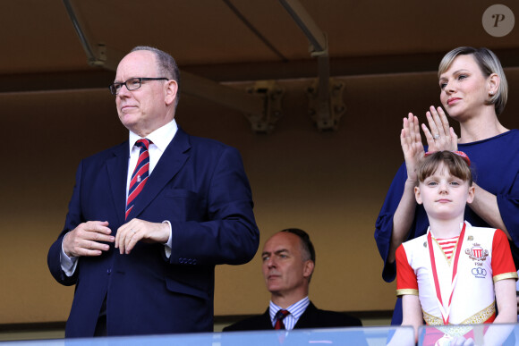 Exclusif - - Le prince Albert II de Monaco , la princesse Charlene et la princesse Gabriella - La famille princière de Monaco assiste au match de l'Afrique du Sud (qui a remporté son match) lors du tournoi de qualification de rugby à 7 pour les JO 2024 au Stade Louis II à Monaco le 22 juin 2024. © Claudia Albuquerque / Bestimage 