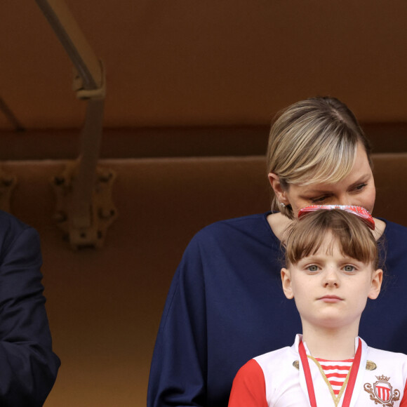 Exclusif -  Le prince Albert II de Monaco , la princesse Charlene, le prince Jacques et la princesse Gabriella - La famille princière de Monaco assiste au match de l'Afrique du Sud (qui a remporté son match) lors du tournoi de qualification de rugby à 7 pour les JO 2024 au Stade Louis II à Monaco le 22 juin 2024. © Claudia Albuquerque / Bestimage 