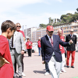 Il a également joué au basket et au football avec les équipes présentes, une belle manière de montrer que son Altesse Sérénissime sait mouiller le maillot quand il le faut !
Exclusif - Le prince Albert II de Monaco au port Hercule pour les festivités dans le cadre du centenaire de l'AS Monaco Omnisports le 22 juin 2024. © Claudia Albuquerque / Bestimage