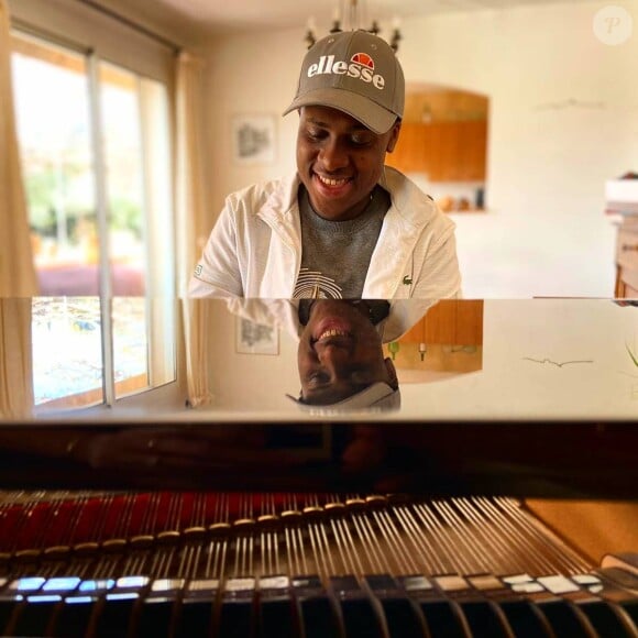Passionné depuis ses 14 ans par le piano, Mourad en avait fait son métier, grâce à des vidéos partagées par ses proches, et qui étaient devenues virales.